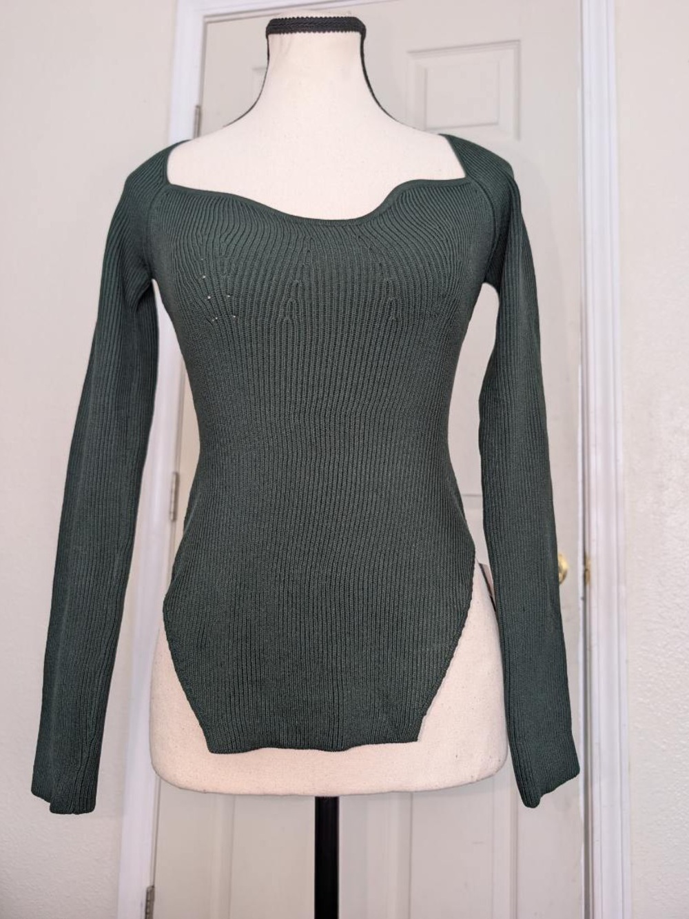 C Off-the-Shoulder Ribbed Sweater in Dark Green